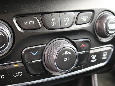 Used 2019 Jeep Cherokee Latitude Plus w/ Cold Weather Group AWD/4WD image 15