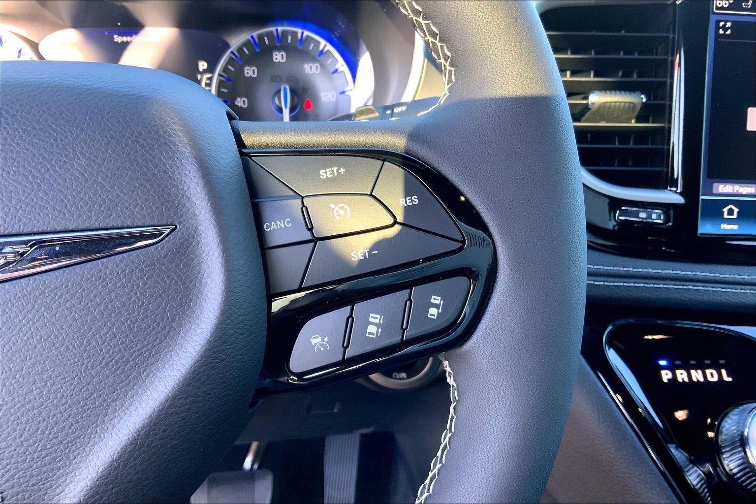 New 2026 Chrysler Pacifica Select w/ S Appearance Package FWD image 16
