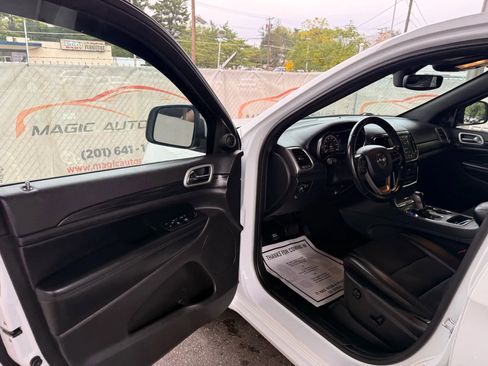 Used 2020 Jeep Grand Cherokee Altitude image 14