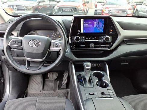Used 2023 Toyota Highlander LE image 7
