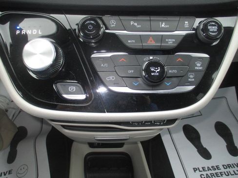Used 2023 Chrysler Pacifica Touring-L FWD image 28