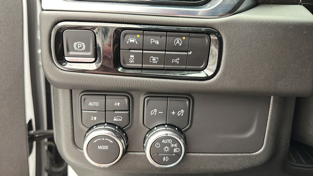 Used 2025 GMC Yukon Denali AWD/4WD image 21