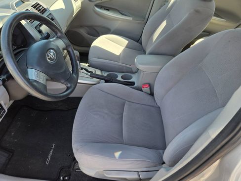 Used 2013 Toyota Corolla LE FWD image 9