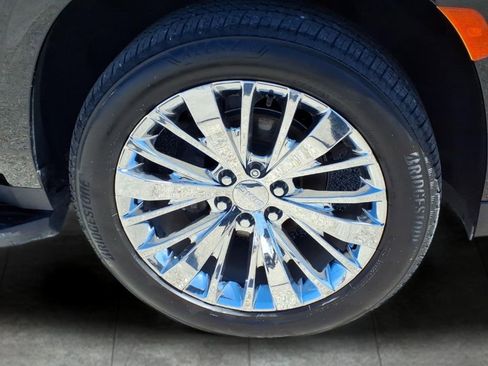 Used 2022 GMC Yukon SLT w/ SLT Premium Package image 6