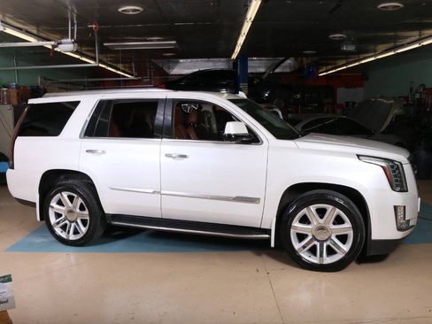 Used 2016 Cadillac Escalade Premium AWD/4WD image 4