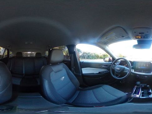 Used 2025 Chevrolet Trax LT image 40