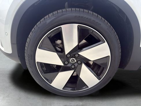 Used 2023 Volvo XC40 Recharge Ultimate image 14