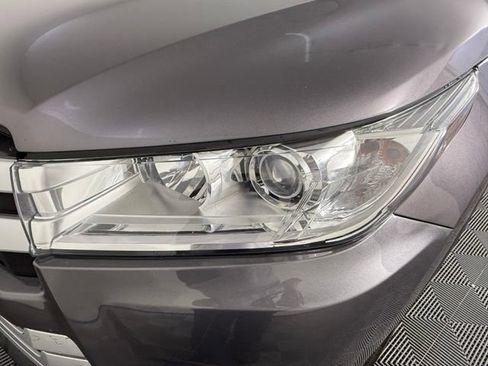 Used 2019 Toyota Highlander XLE FWD image 11