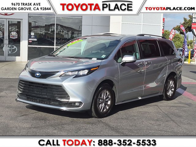 Used 2025 Toyota Sienna XLE FWD image 1