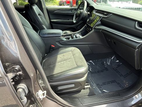 Used 2025 Jeep Grand Cherokee Altitude AWD/4WD image 19