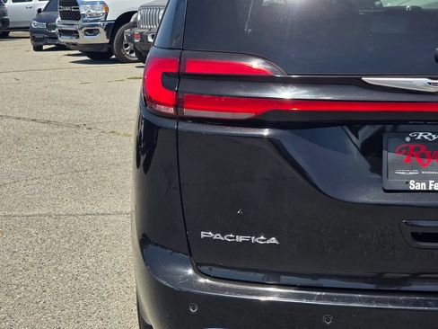 Certified 2024 Chrysler Pacifica Limited FWD image 8