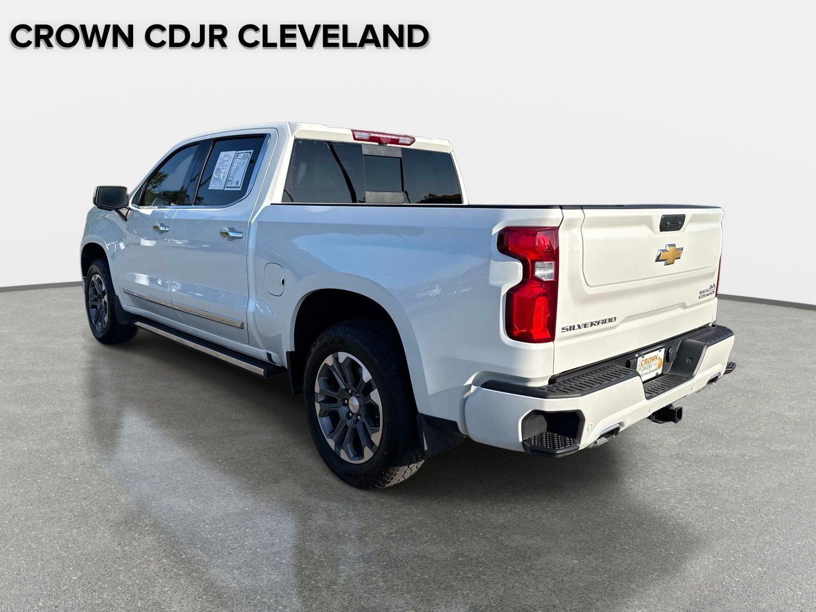 Used 2025 Chevrolet Silverado 1500 High Country w/ Technology Package AWD/4WD image 6