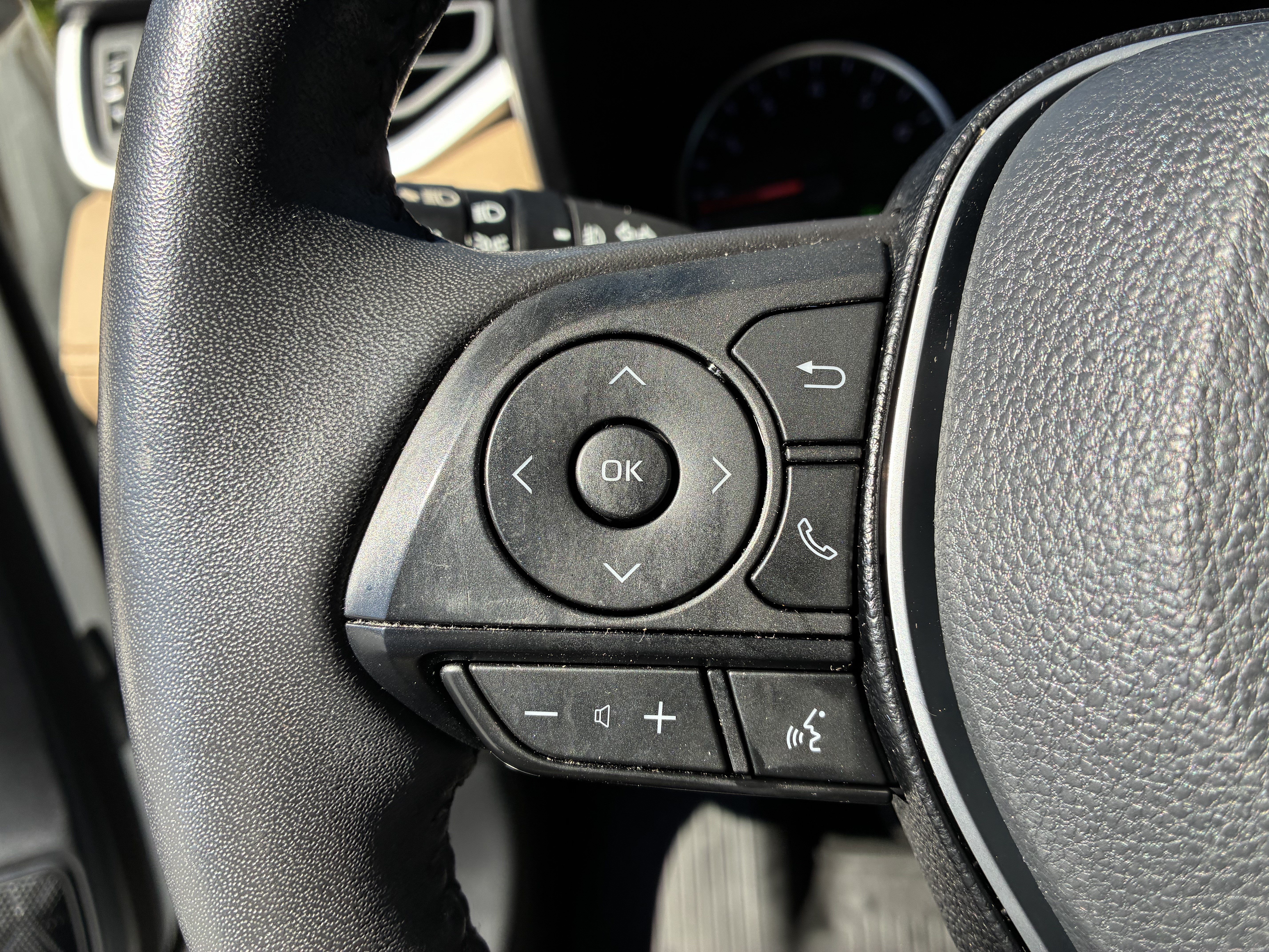 Used 2020 Toyota RAV4 XLE Premium FWD image 30
