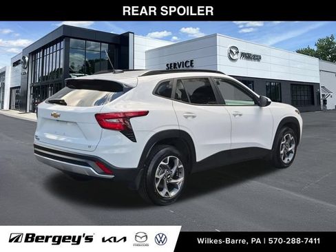 Used 2024 Chevrolet Trax LT w/ LT Convenience Package FWD image 8
