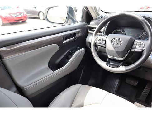Used 2021 Toyota Highlander Platinum FWD image 32