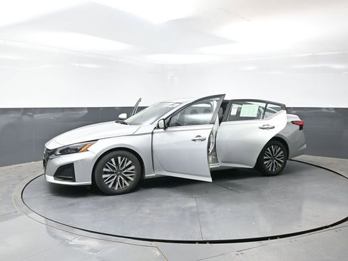 Used 2023 Nissan Altima 2.5 SV FWD image 52