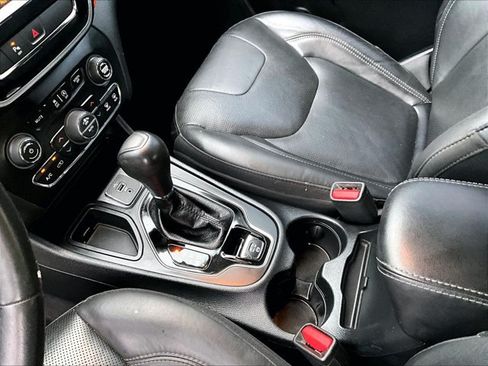 Used 2019 Jeep Cherokee Limited FWD image 15
