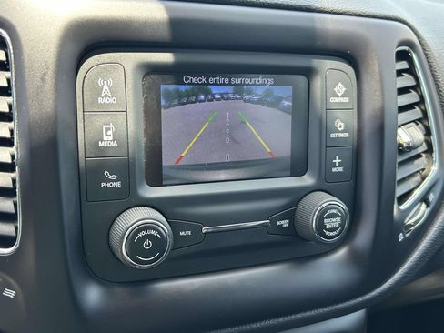 Used 2018 Jeep Compass Latitude FWD image 23