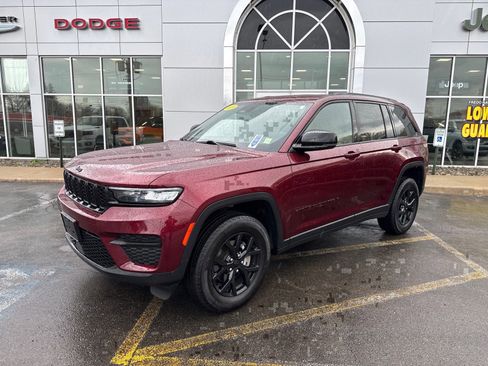 Used 2024 Jeep Grand Cherokee Altitude AWD/4WD image 1
