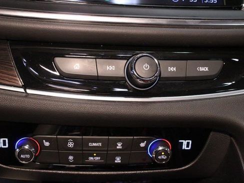 Used 2022 Buick Enclave Essence image 27