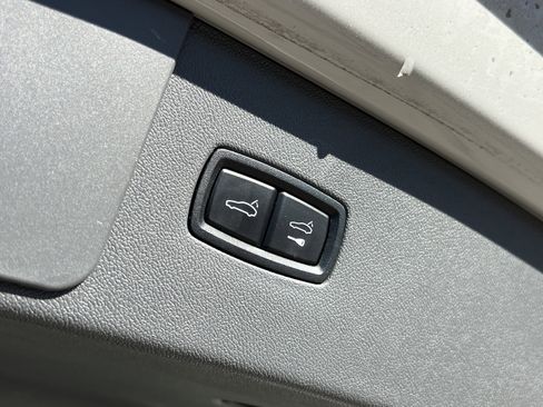 Certified 2022 Porsche Cayenne Platinum Edition image 21