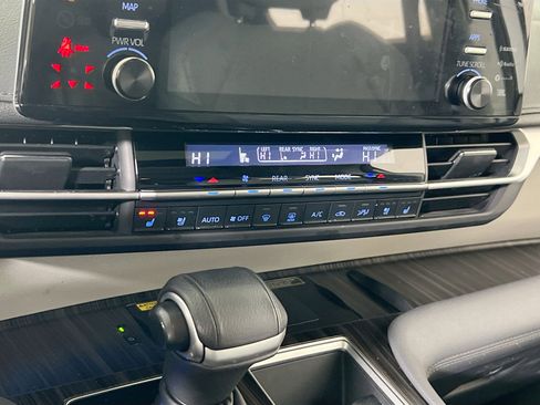 Used 2022 Toyota Sienna Limited image 16