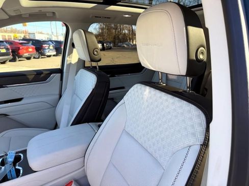 Used 2025 GMC Acadia Denali w/ Super Cruise Package image 12