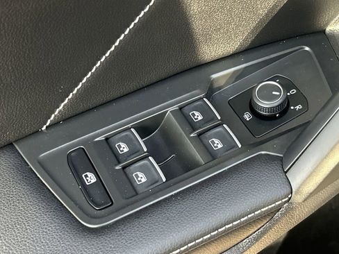 Used 2023 Volkswagen Tiguan SE w/ Panoramic Sunroof Package FWD image 18