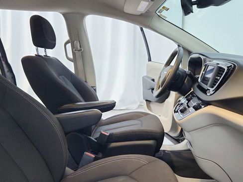 Used 2023 Chrysler Voyager LX image 31