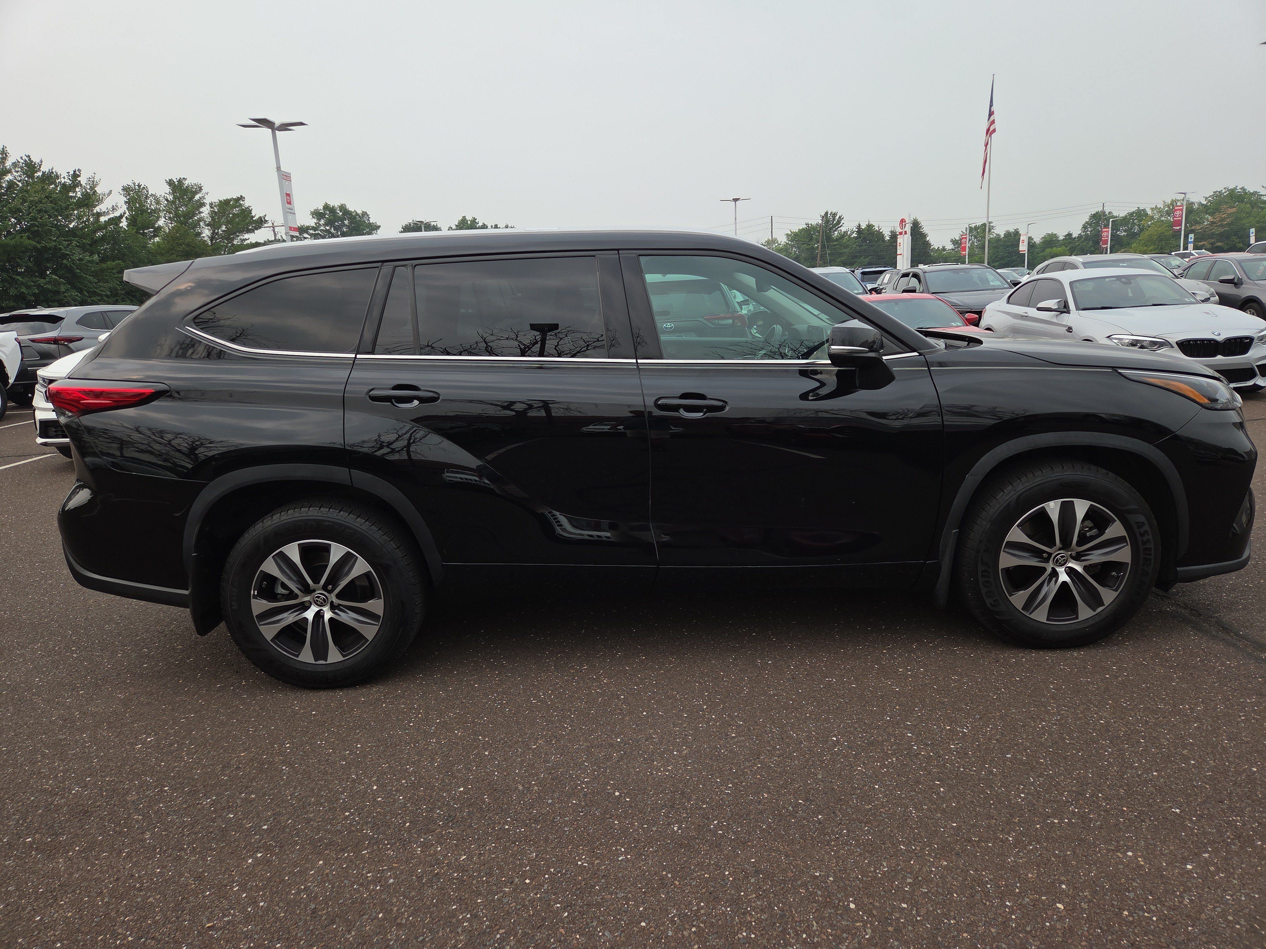 Used 2022 Toyota Highlander XLE AWD/4WD image 2