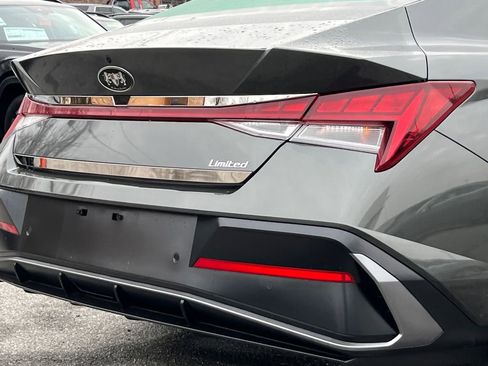 Used 2024 Hyundai Elantra Limited image 6