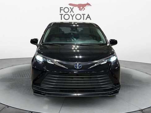 Used 2025 Toyota Sienna LE image 9