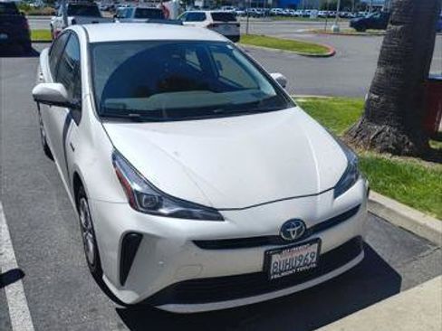 Used 2020 Toyota Prius LE FWD image 2