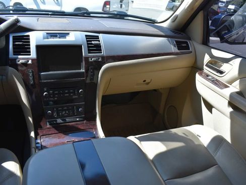 Used 2011 Cadillac Escalade Premium AWD/4WD image 16