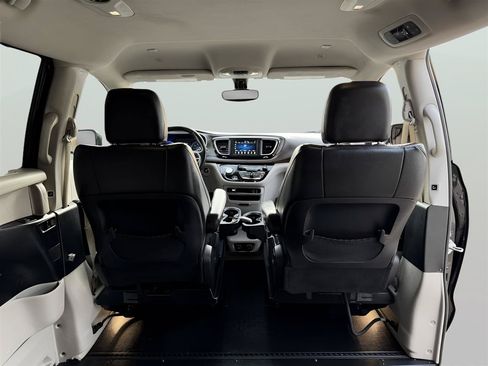 Used 2020 Chrysler Pacifica Touring-L FWD image 24