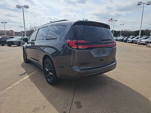 Used 2021 Chrysler Pacifica Limited w/ Uconnect Theater Family Group image 3