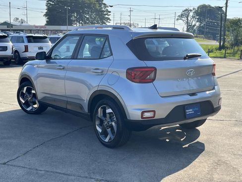 Certified 2022 Hyundai Venue SEL FWD image 5