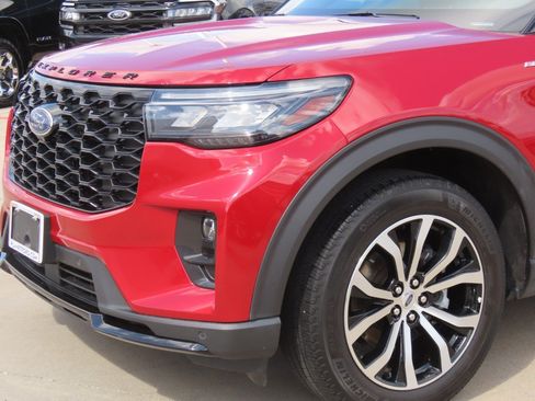 Used 2025 Ford Explorer ST-Line w/ Premium Package RWD image 3