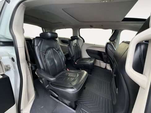 Used 2018 Chrysler Pacifica Limited image 18