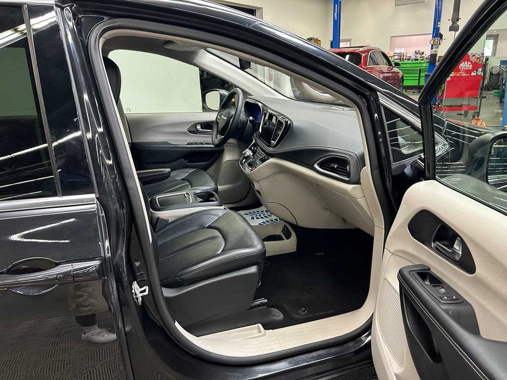 Used 2023 Chrysler Pacifica Touring-L FWD image 10