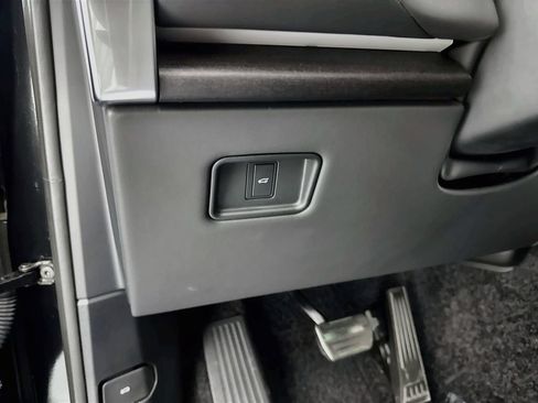 Certified 2025 Land Rover Range Rover SE AWD/4WD image 10