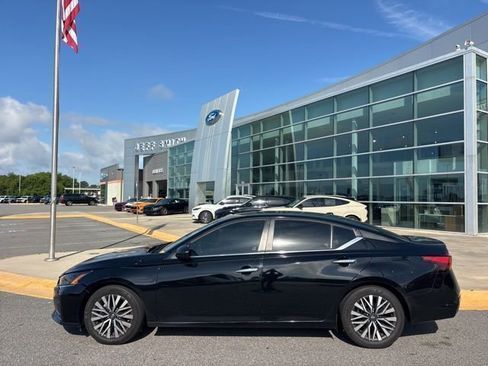 Used 2024 Nissan Altima 2.5 SV FWD image 2