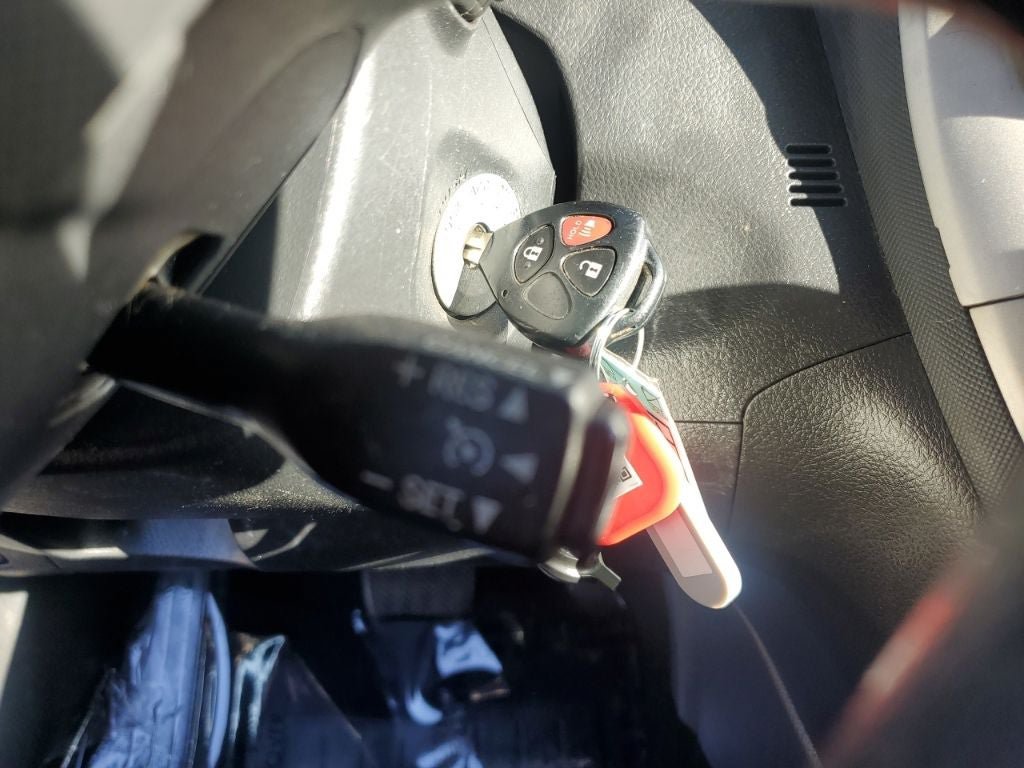 Used 2009 Pontiac Vibe w/ Preferred Package FWD image 26