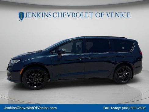 Used 2022 Chrysler Pacifica Touring-L w/ Uconnect Theater Family Group AWD/4WD image 10