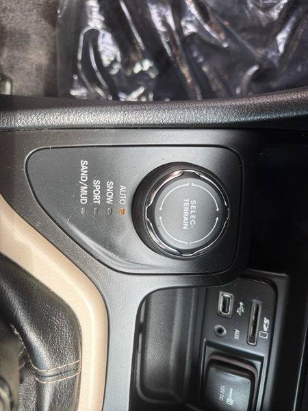 Used 2016 Jeep Cherokee Latitude w/ Safety/Convenience Group AWD/4WD image 32