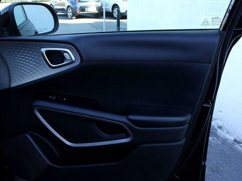 Used 2020 Kia Soul LX image 17