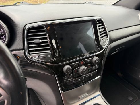 Used 2021 Jeep Grand Cherokee Laredo X image 3