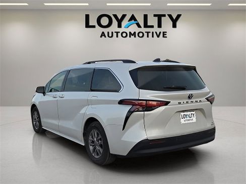 Used 2022 Toyota Sienna XLE image 3