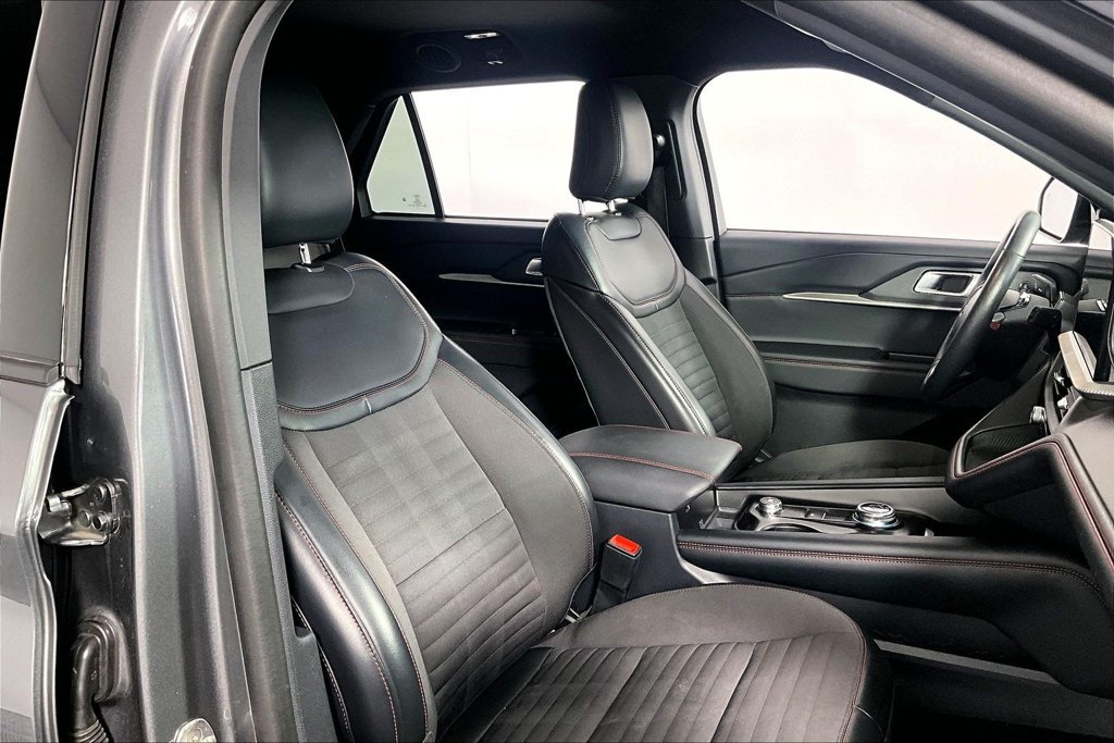Used 2025 Ford Explorer ST-Line w/ ST-Line Street Pack AWD/4WD image 7