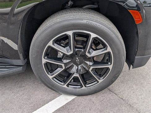 Used 2022 Chevrolet Suburban RST w/ Luxury Package image 15